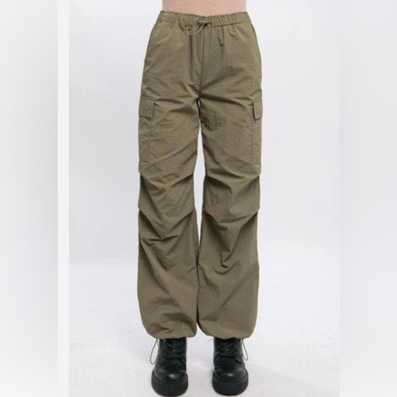 Love Tree Pants - Love tree women’s Olive  Loose Fit Parachute Cargo Pants, size Medium